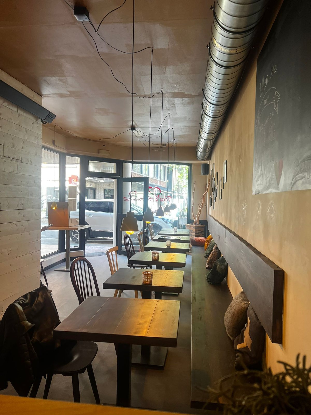 Zicht door de zaak naar de Lombaardstraat in Hasselt