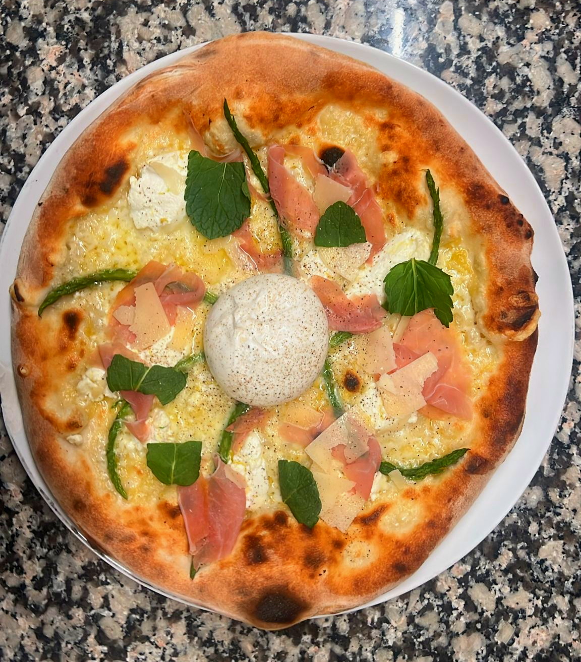 La Primavera Pugliese — gourmet pizza met asperge, burrata, Parmaham en verse munt